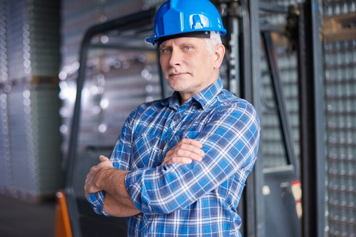 Operario de almacén posando