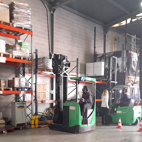 Parte práctica del curos de carretillero, alumnos realizando prácticas reales.