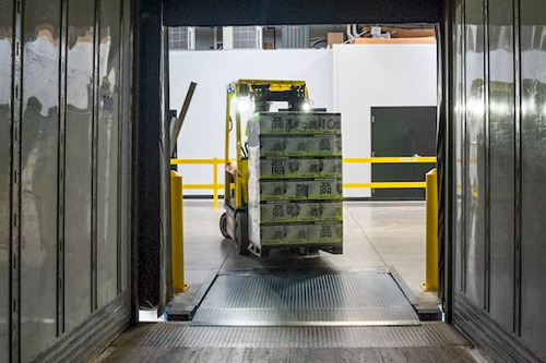 carretillero cargando camión con carretilla.