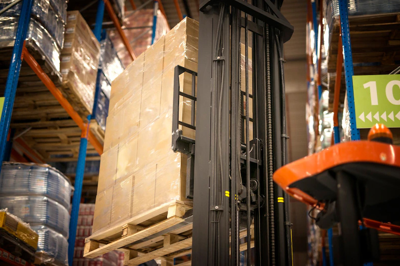 Retráctil cargada de cajas en almacén.