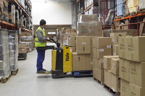 Operario trabajando con transpaleta eléctrica.