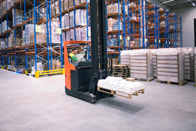 Operario con retráctil